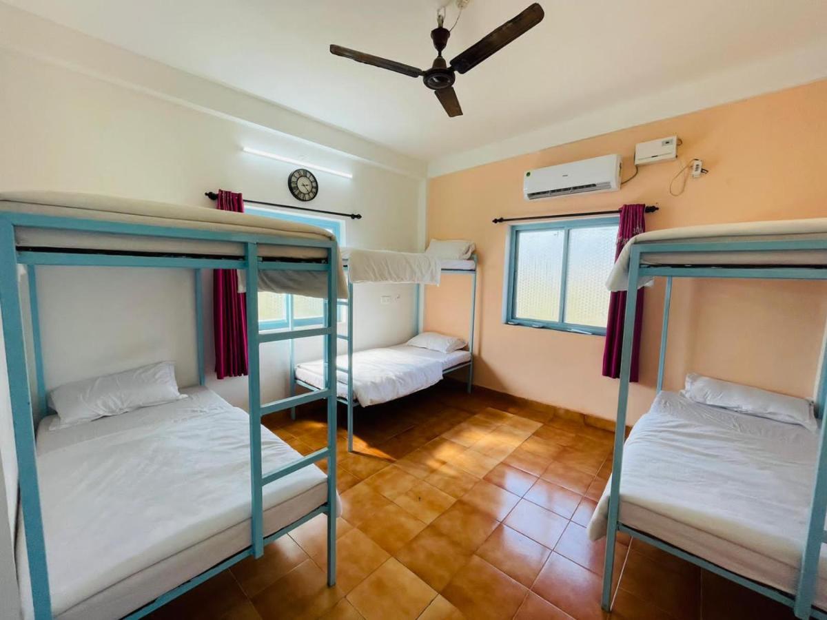 Trippy Spot Hostel & Cafe Vagator Bagian luar foto