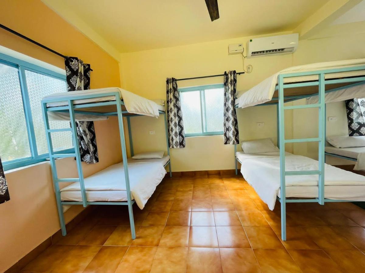 Trippy Spot Hostel & Cafe Vagator Bagian luar foto