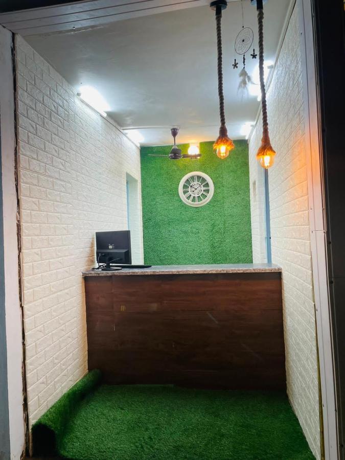 Trippy Spot Hostel & Cafe Vagator Bagian luar foto