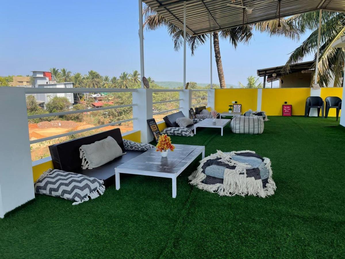 Trippy Spot Hostel & Cafe Vagator Bagian luar foto