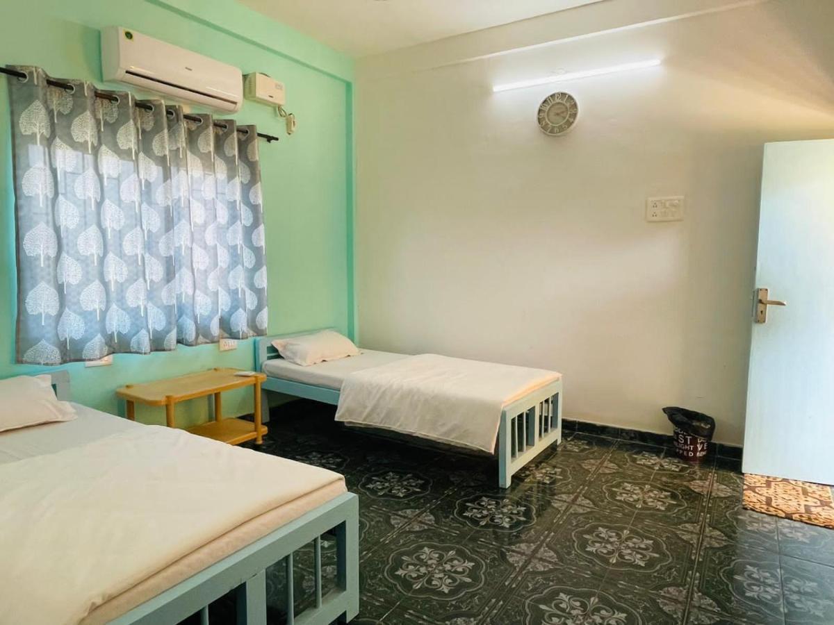 Trippy Spot Hostel & Cafe Vagator Bagian luar foto