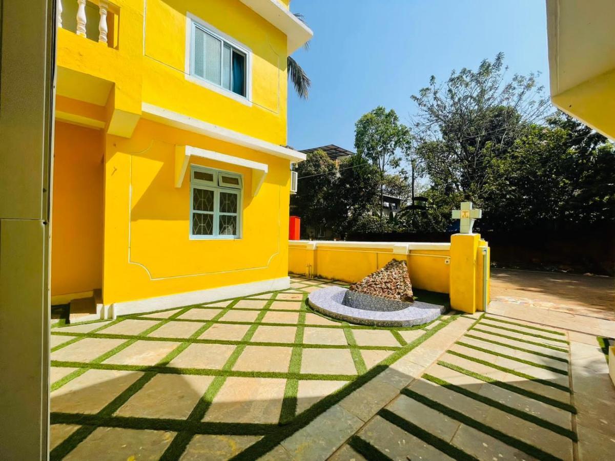 Trippy Spot Hostel & Cafe Vagator Bagian luar foto