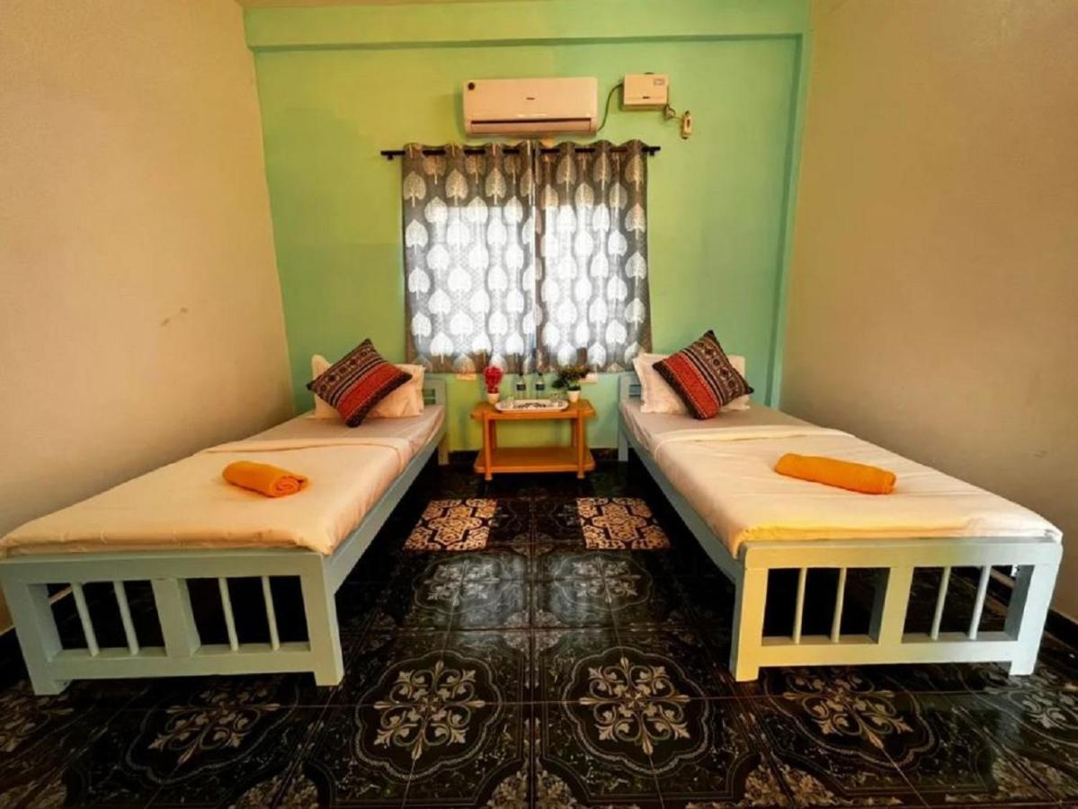 Trippy Spot Hostel & Cafe Vagator Bagian luar foto