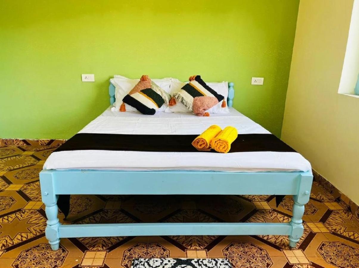 Trippy Spot Hostel & Cafe Vagator Bagian luar foto