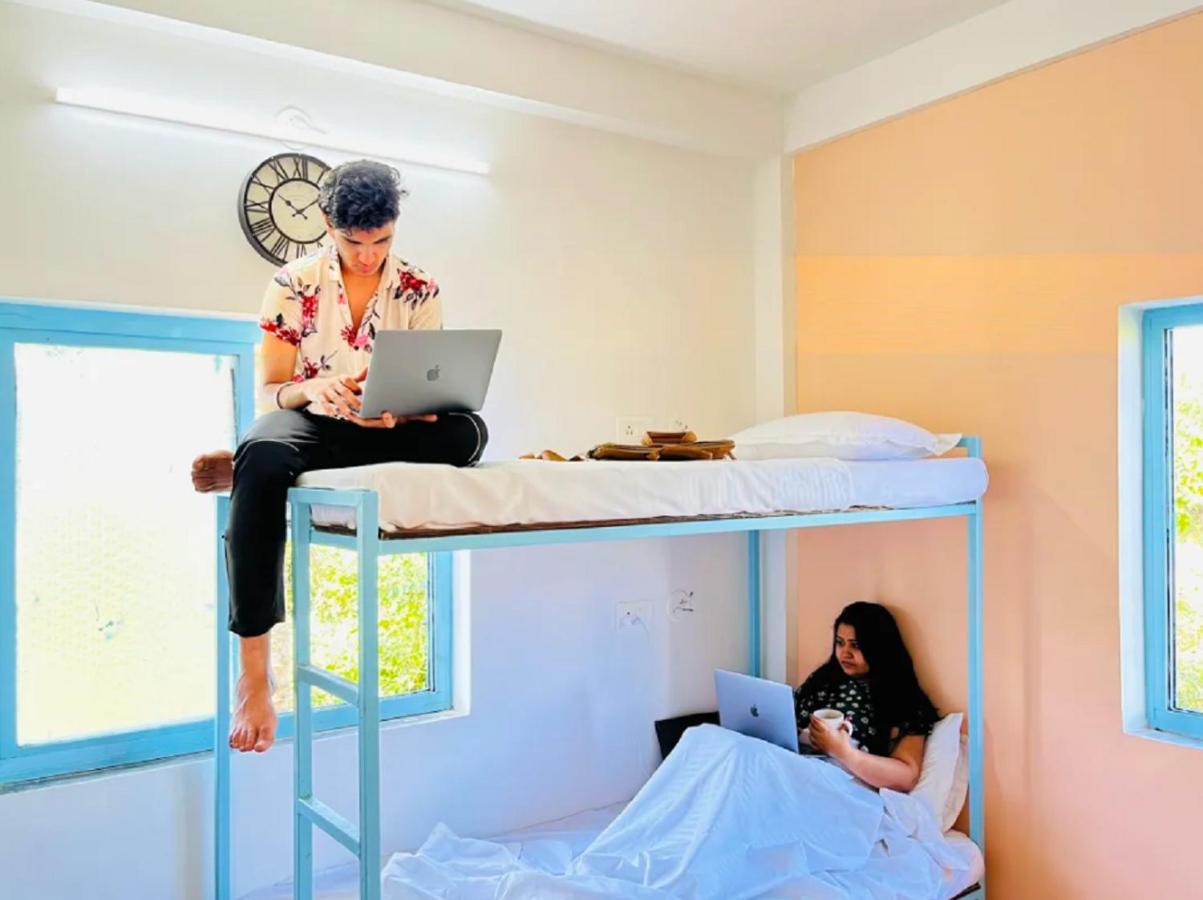 Trippy Spot Hostel & Cafe Vagator Bagian luar foto